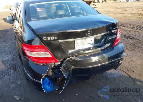 2011 Mercedes-Benz C 300 Luxury 4Matic z USA, uszkodzony, nr VIN WDDGF8BB7BR139038